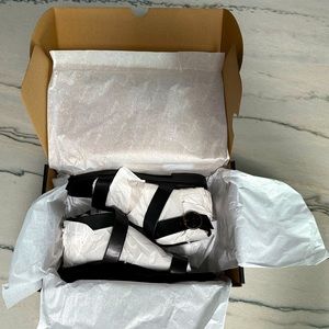 Vionic Anaya Black (size 7) - Brand New in Box